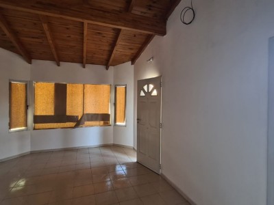 Chalet en Complejo, 2 dormitorios con cochera - Miguel Muñoz